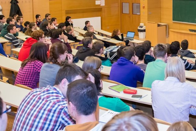 Študenti so dobili osnovne informacije in napotke o tem, kako na študijsko izmenjavo.jpg