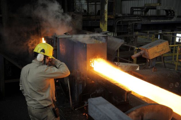 delavec tovarna jeklo.jpg