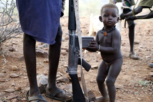 otrok, južni sudan lakota orožje.jpg