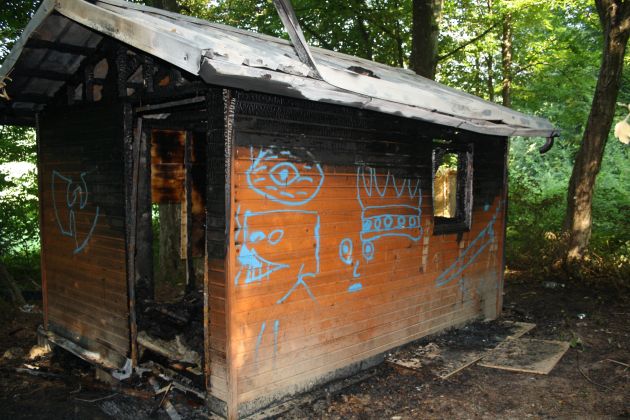 Ogenj je leseno konstrukcijo in notranjost barake, ki so jo Mirnčani postavili sokrajanu Tončku, pop