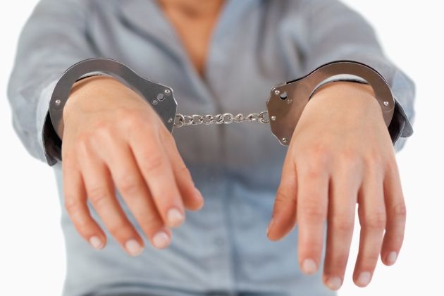 Lisice, tatica, zločinka.jpg