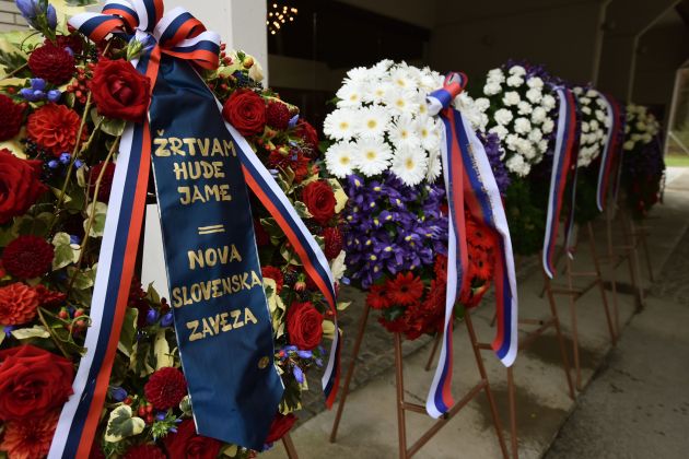 pokop žrtev pobojev Dobrava venci