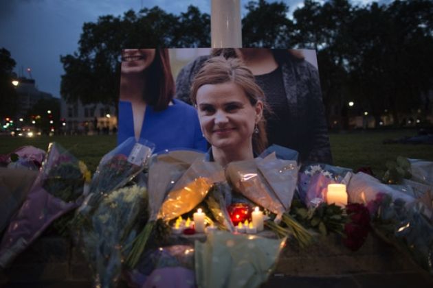jo-cox-svece-roze-zalovanje_ge.jpg