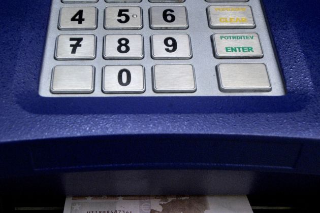 Moški je pozabil vzeti denar pri dvigovanju na bankomatu.