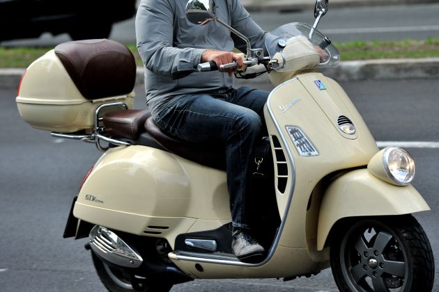 Z mopedom je trčil v avto.