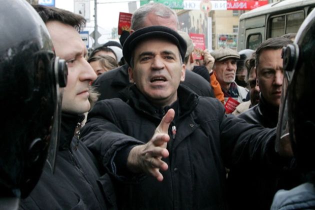 kasparov-policija-protest-2007_ge_13.12.16.jpg