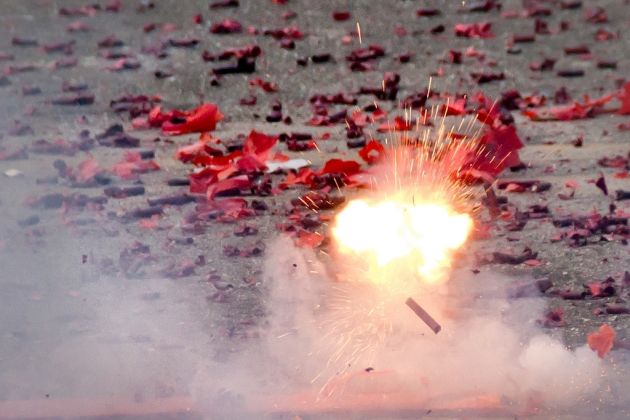 Jesenice-petarde metali pred mimoidoče-1