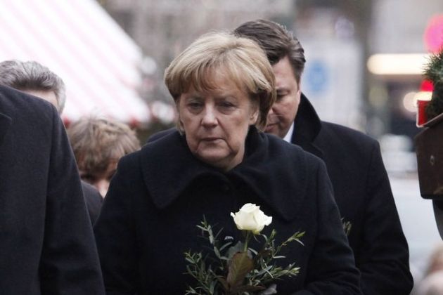 angela-merkel-berlin-roze_ge.jpg