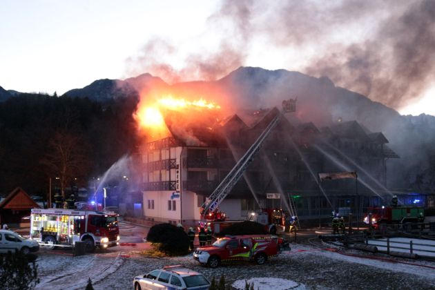 hotel-jezero-pozar-gasilci-ogenj-bohinj_bobo2.jpg