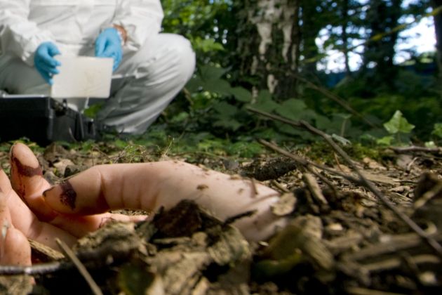 Umorjena ženska, mrtva ženska, mrliški oglednik, truplo.jpg