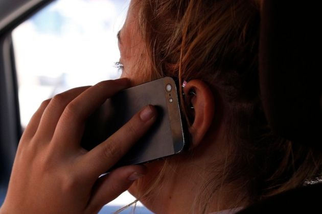 telefoniranje, voznik, avto, med vožnjo