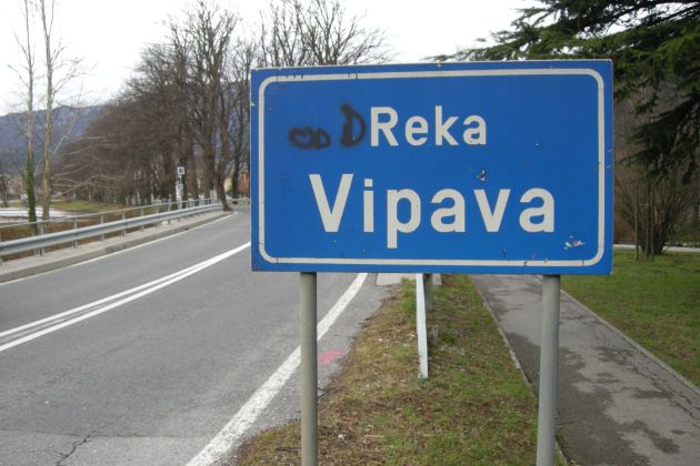 Reka Vipava je bila v času nesreče deroča in precej narasla.