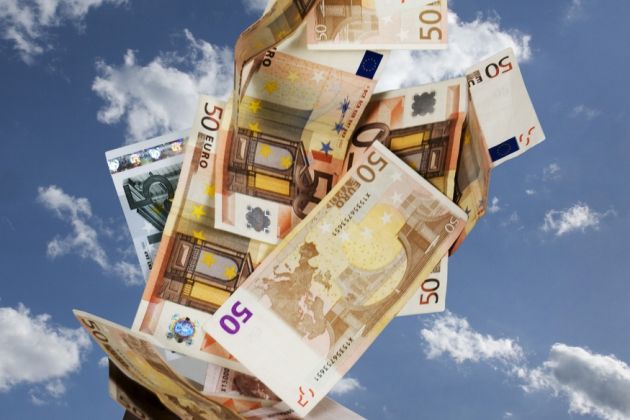 denar pada z neba, evri.jpg