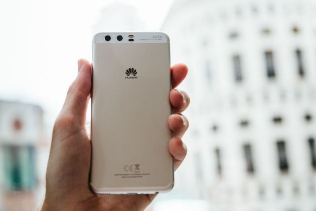 Huawei_P10 gold in hand_back.jpg