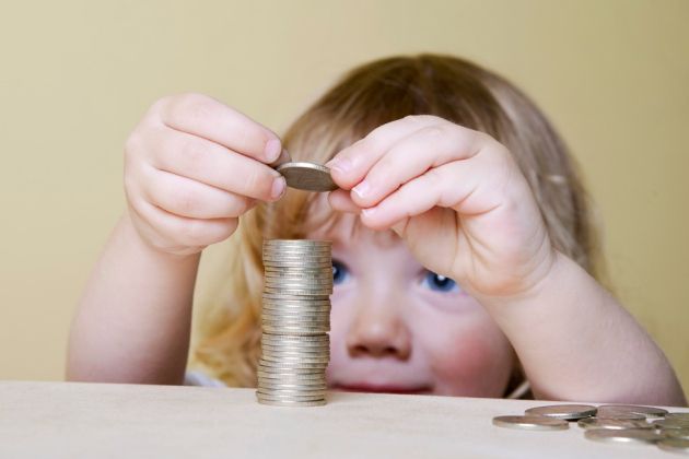 otrok, denar, kovanci, varčevanje, igra z denarjem, finance