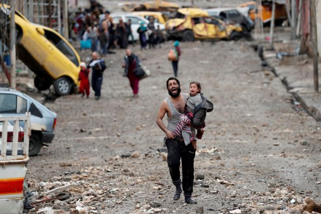 irak mosul moški teče z otrokom