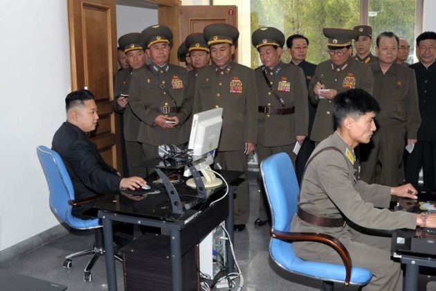kim-jong-un-vojaki-racunalnik_knca2.jpg