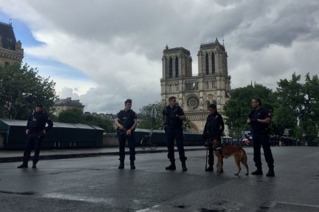 policija-notre-dame-pariz-terorizem_profimedia.jpg