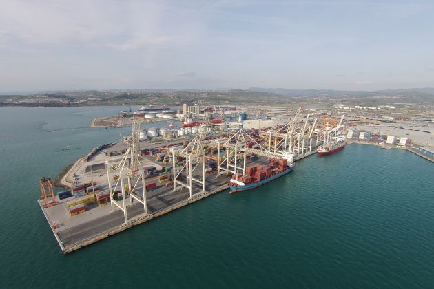 V Luki Koper se je delavec smrtno ponesrečil.