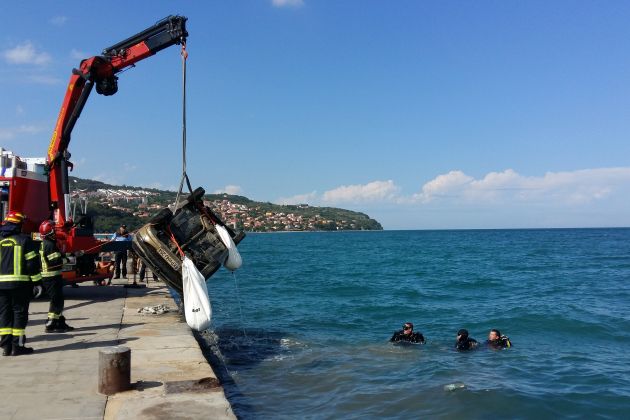 potapljači, dvig vozila iz morja, policija, Koper, morje, obala