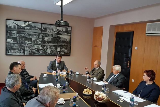 jevškod odbor s kučanom za 100 let priključitve.jpg