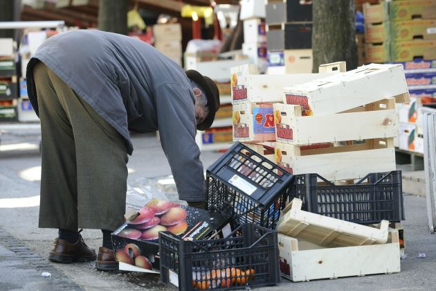 Revščina starček brska po smeteh revež socialna pomoč