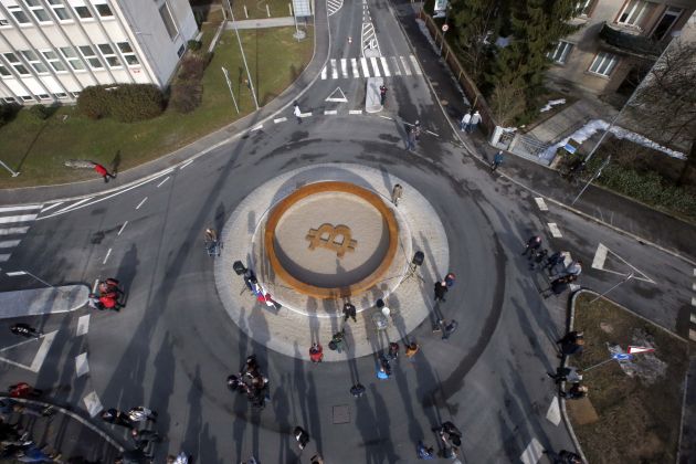 spomenik blockchain_kranj- 4.jpg