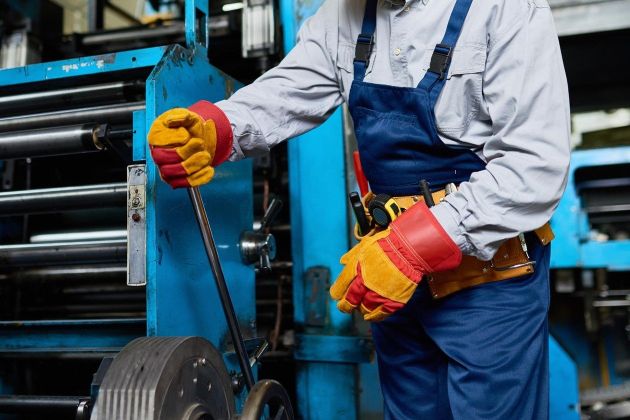 delavec, starejši, delo, proizvodnja.jpg