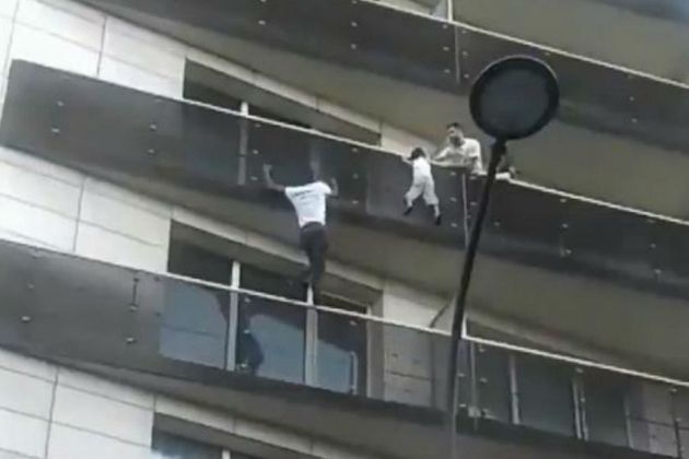 migrant mali pariz otrok balkon.jpg
