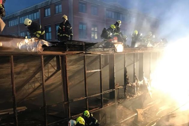 požar poslovnega objekta v stegnah, gasilci