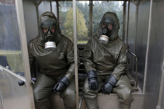 posebne obleke, nemška policija, biološko orožje.jpg