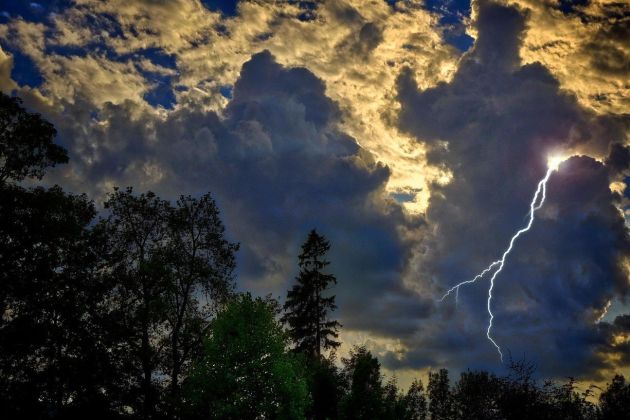 strela, oblaki, nebo, vreme, poletje, večer. mrak.jpg