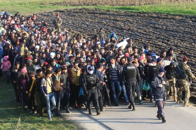 migranti mnozica pl.jpg