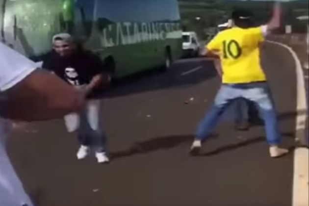 navijaci brazilija avtobus kamenje tw1.jpg