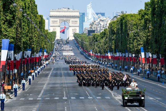 parada pariz francija vojaki tanki dan bastilje pf.jpg