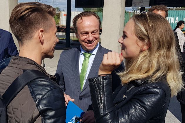 Smiljan Mekicar, župan. kandidat DD s hčerko, železniška postaja.jpg