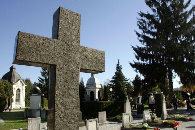 žale, pokopališče.jpg