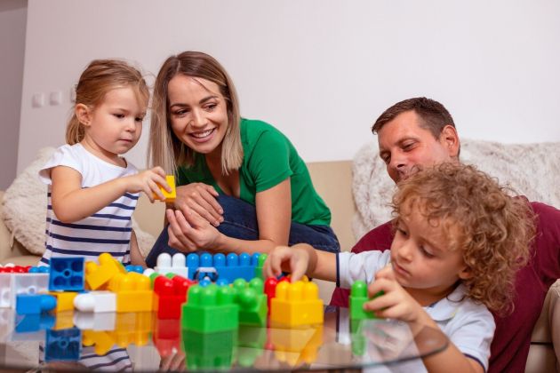 druzina otroci starci oce mama pf.jpg