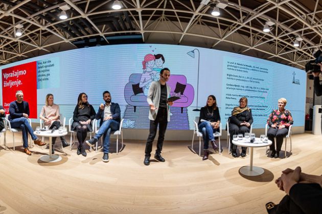 Pogovor med strokovnjaki in mladimi starši.jpg