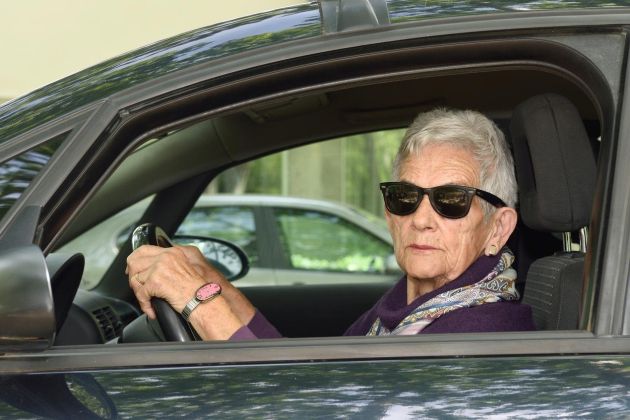 upokojenka, voznica, avtomobil