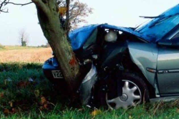 trčenje v drevo, prometna nesreča,