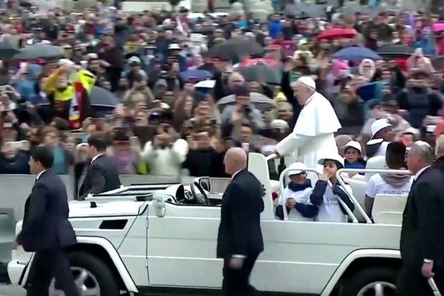 papez francisek papamobil.jpg