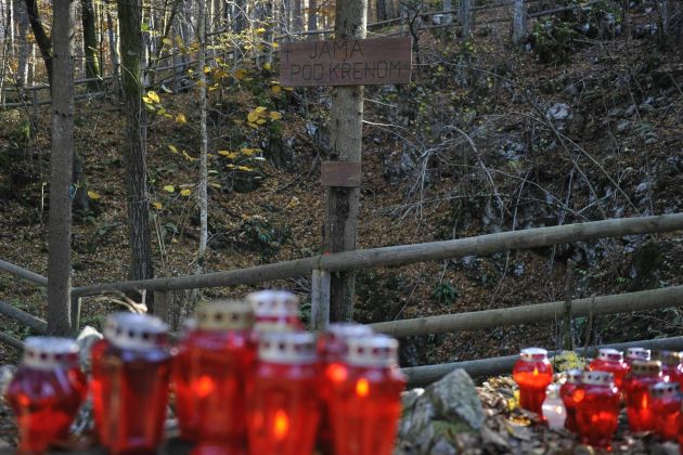 kocevski rog jama pod krenom svece bobo.jpg