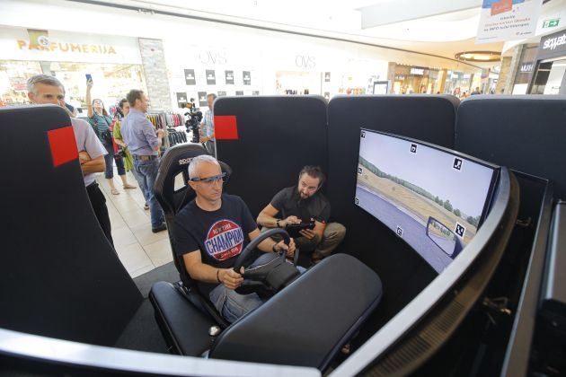 Obiskovalci centra so lahko vozniške spretnosti preizkusili.jpg