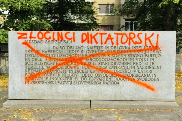 Spomenik revolucije 03.jpg