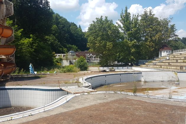 medijske toplice- propadajoči zunanji bazeni.jpg