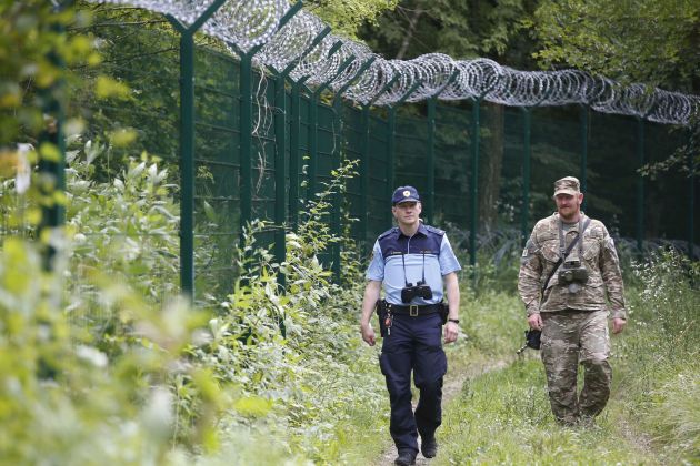 schengen meja policija vojak bobo.jpg