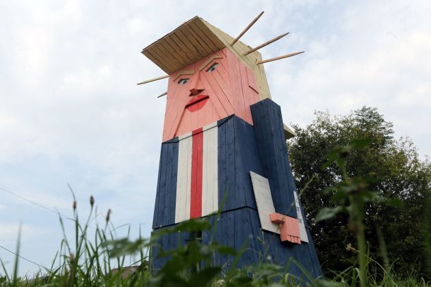 trump skulptura kip sela kamnik pl.jpg