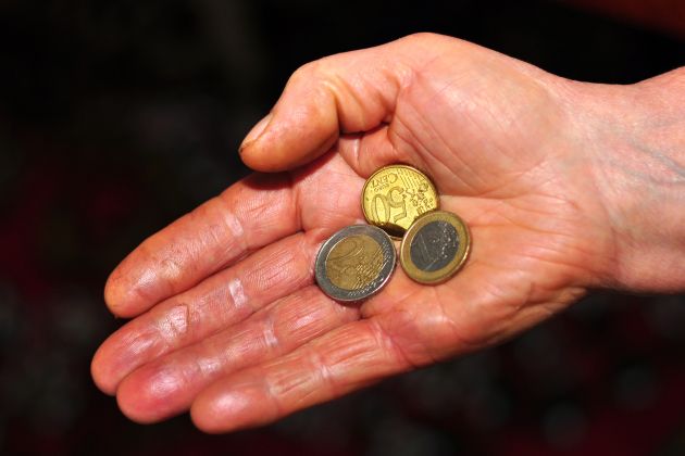 roka, roke, babica, starka, evri, denar.jpg