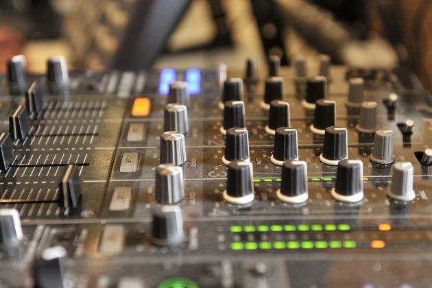 radio mesalna miza bobo.jpg